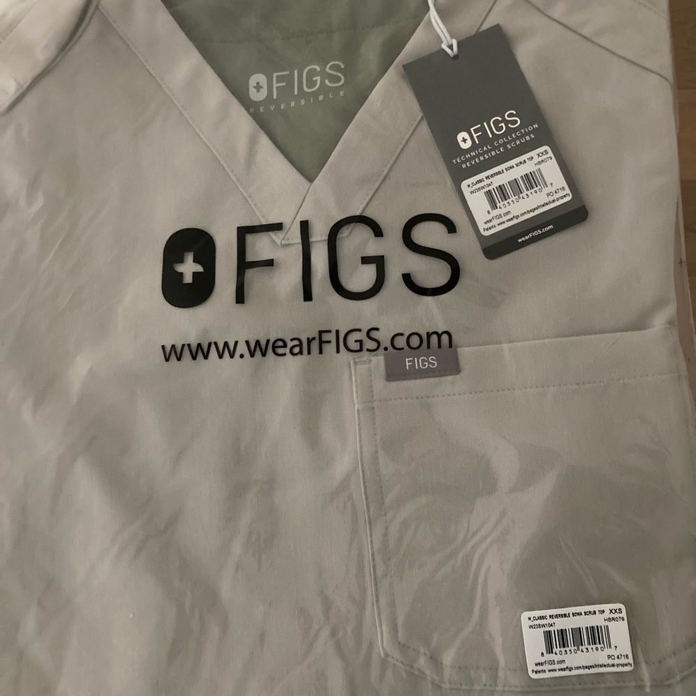 Figs Women’s Reversible Sowa Scrub top size XXS in color Desert Sage/Bone. NWT